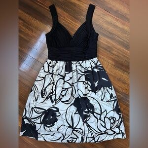Black & White Sleeveless V-Neck Dress